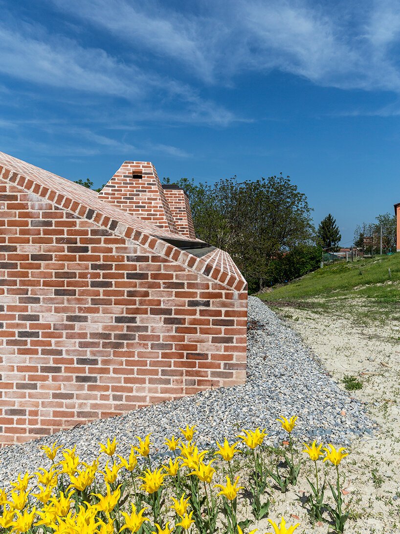 studioata 沿着意大利朗格山嵌入了一座多面砖住宅