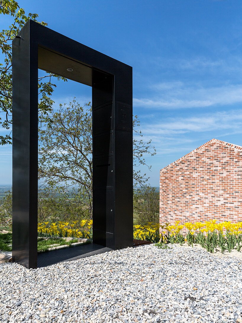 studioata 沿着意大利朗格山嵌入了一座多面砖住宅