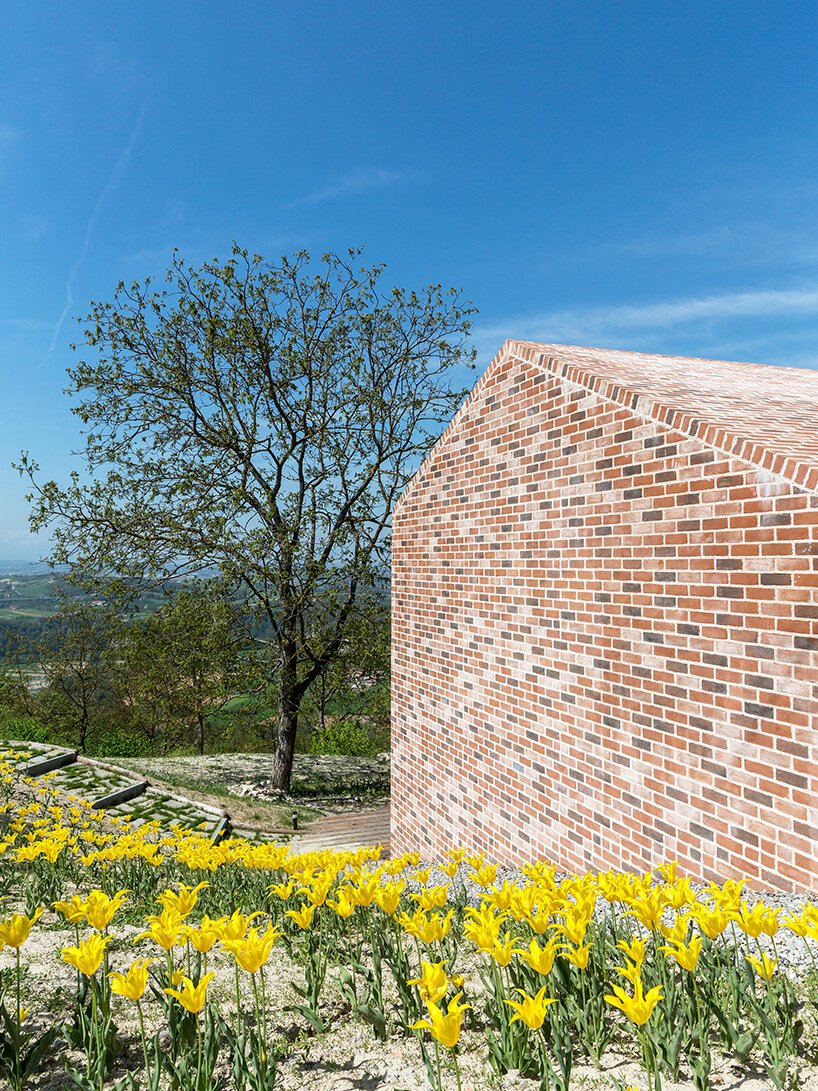 studioata 沿着意大利朗格山嵌入了一座多面砖住宅