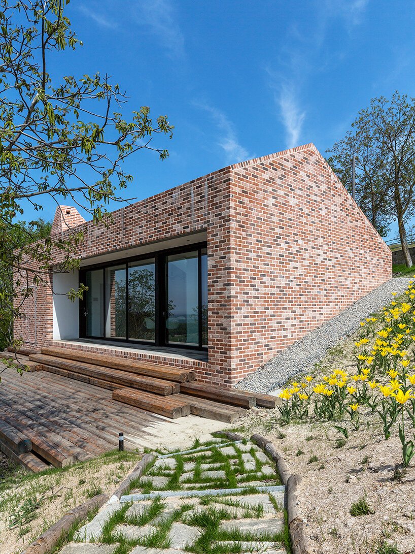 studioata 沿着意大利朗格山嵌入了一座多面砖住宅