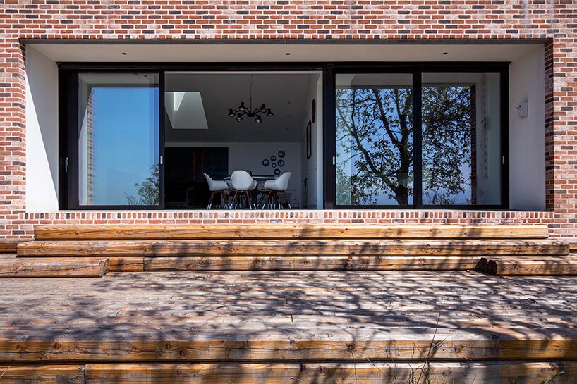 studioata 沿着意大利朗格山嵌入了一座多面砖住宅