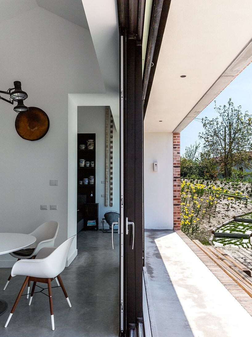 studioata 沿着意大利朗格山嵌入了一座多面砖住宅