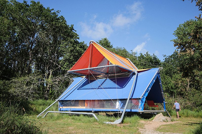SuperPausée 大型帐篷将两个帐篷叠加在一起，总面积为 50 平方米