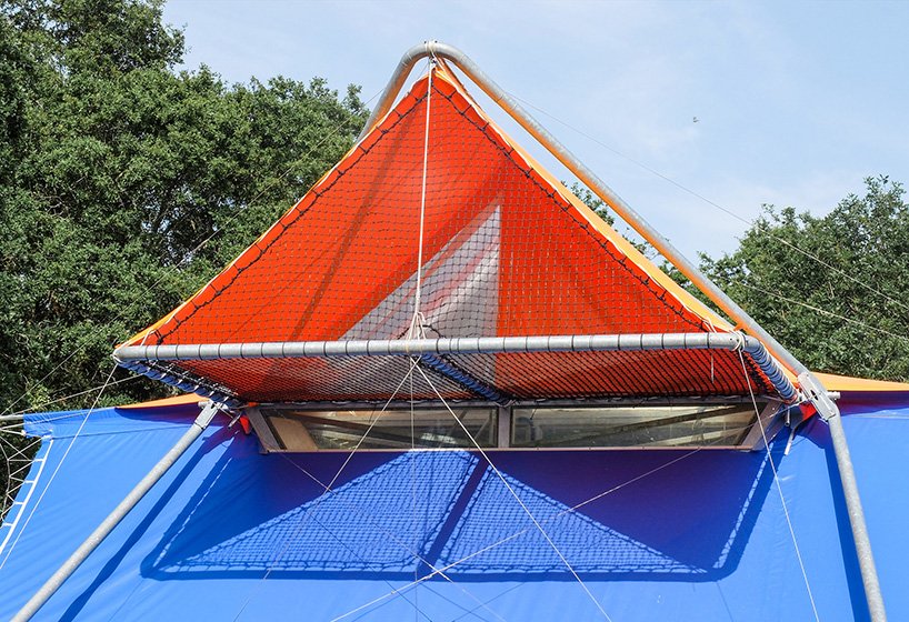 SuperPausée 大型帐篷将两个帐篷叠加在一起，总面积为 50 平方米