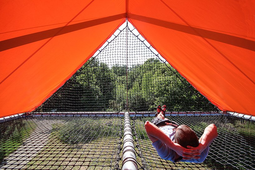 SuperPausée 大型帐篷将两个帐篷叠加在一起，总面积为 50 平方米