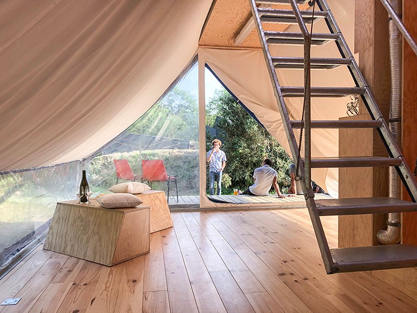 SuperPausée 大型帐篷将两个帐篷叠加在一起，总面积为 50 平方米