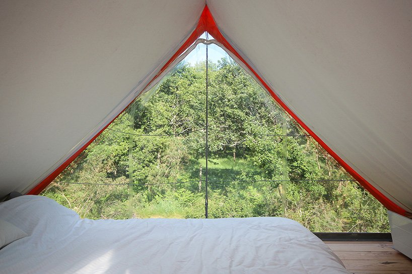 SuperPausée 大型帐篷将两个帐篷叠加在一起，总面积为 50 平方米