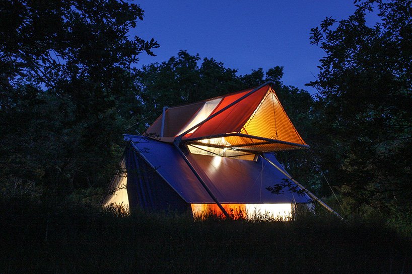 SuperPausée 大型帐篷将两个帐篷叠加在一起，总面积为 50 平方米