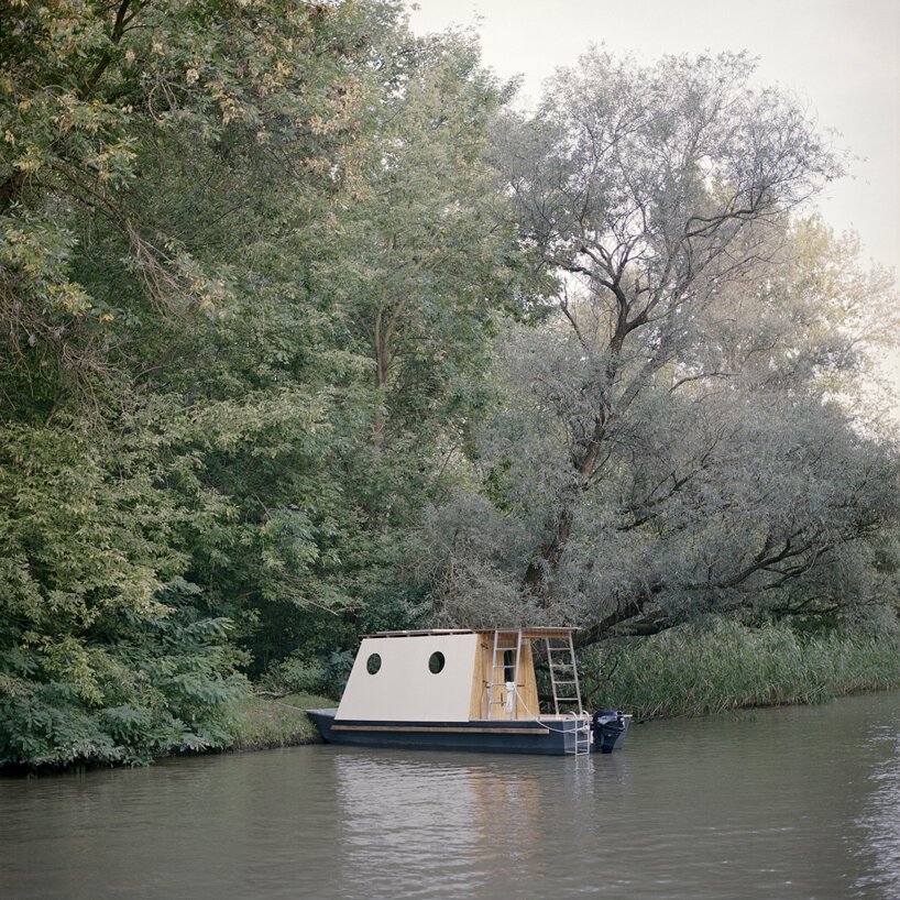 tamás bene 为匈牙利蒂萨湖设计了一艘紧凑型船屋
