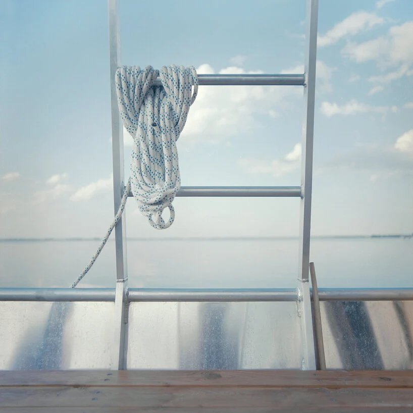 tamás bene 为匈牙利蒂萨湖设计了一艘紧凑型船屋