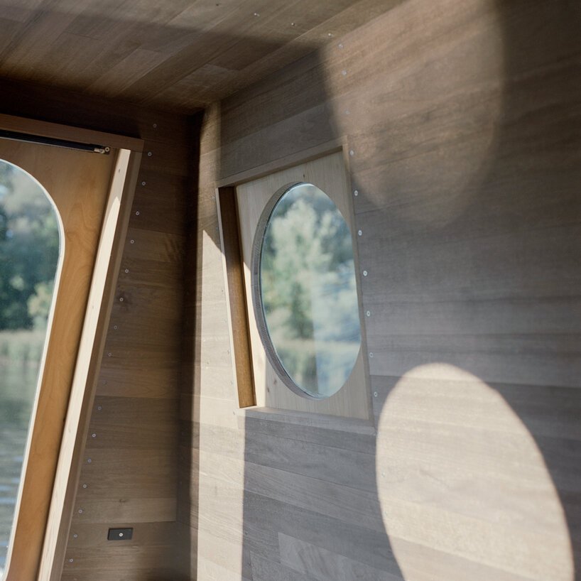 tamás bene 为匈牙利蒂萨湖设计了一艘紧凑型船屋