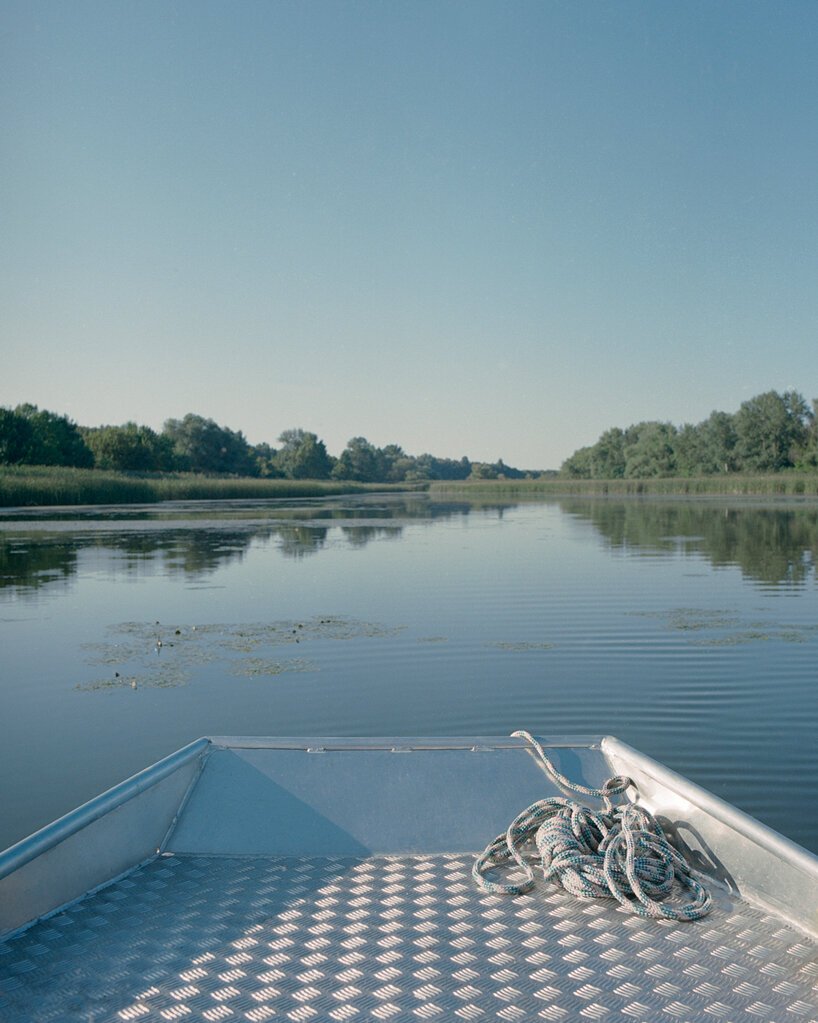 tamás bene 为匈牙利蒂萨湖设计了一艘紧凑型船屋