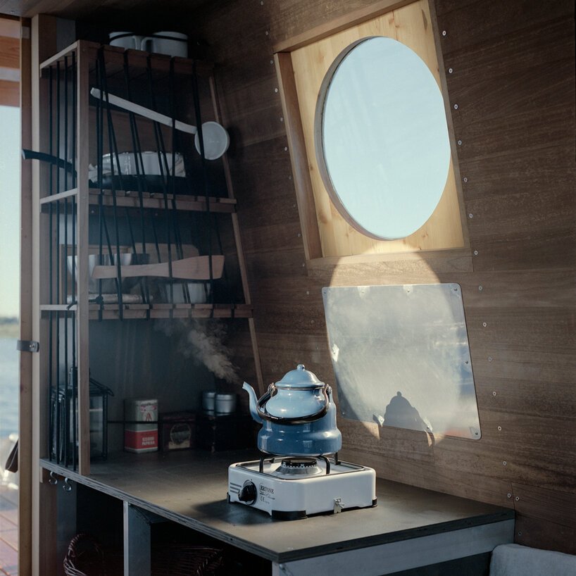 tamás bene 为匈牙利蒂萨湖设计了一艘紧凑型船屋