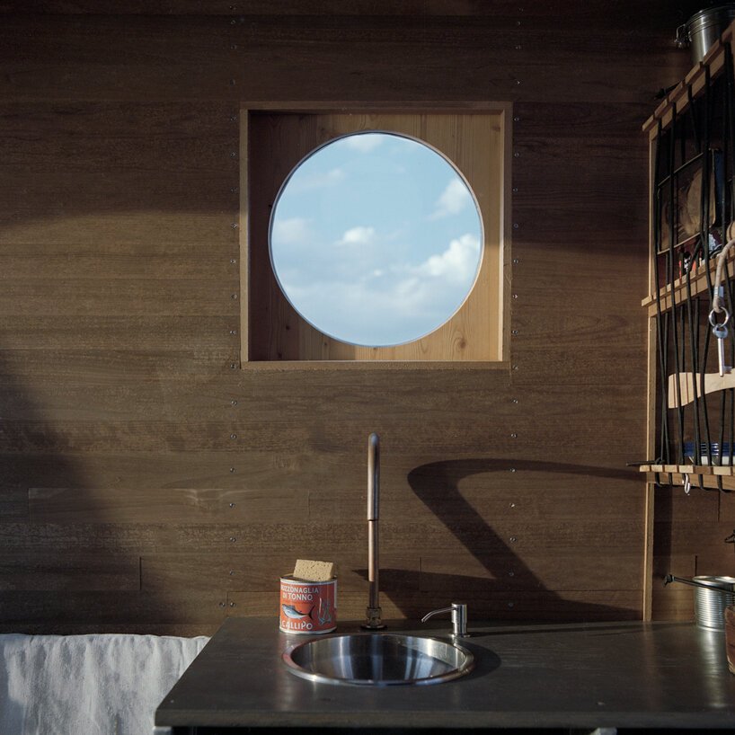 tamás bene 为匈牙利蒂萨湖设计了一艘紧凑型船屋