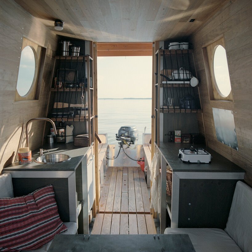 tamás bene 为匈牙利蒂萨湖设计了一艘紧凑型船屋