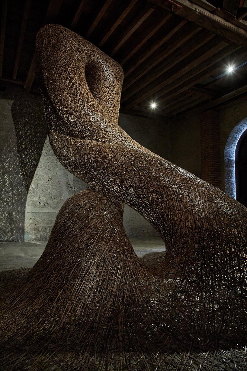 tanabe chikuunsai IV weaves bamboo into massive works that emerge from walls