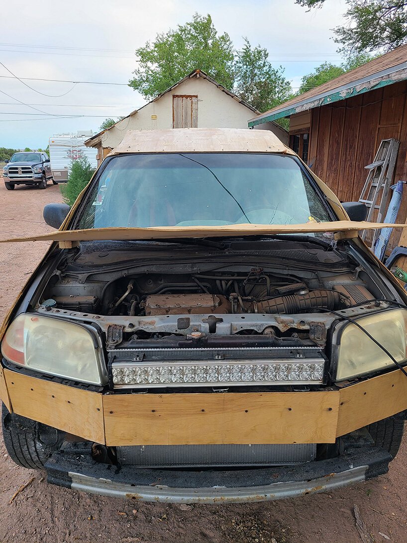 plybertruck 是用木板制成的特斯拉 Cyber​​truck 复制品