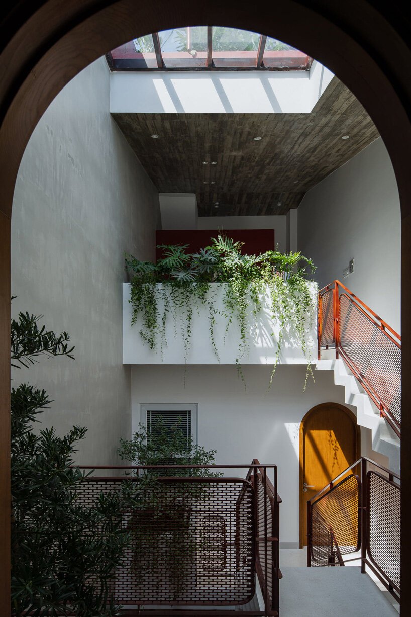 AD9 建筑师完成了带有穿孔立面 + 倾斜屋顶花园的越南房屋 AD9 建筑师完成了带有穿孔立面 + 倾斜屋顶花园的越南房屋