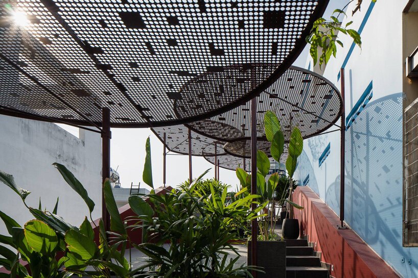 AD9 建筑师完成了带有穿孔立面 + 倾斜屋顶花园的越南房屋 AD9 建筑师完成了带有穿孔立面 + 倾斜屋顶花园的越南房屋