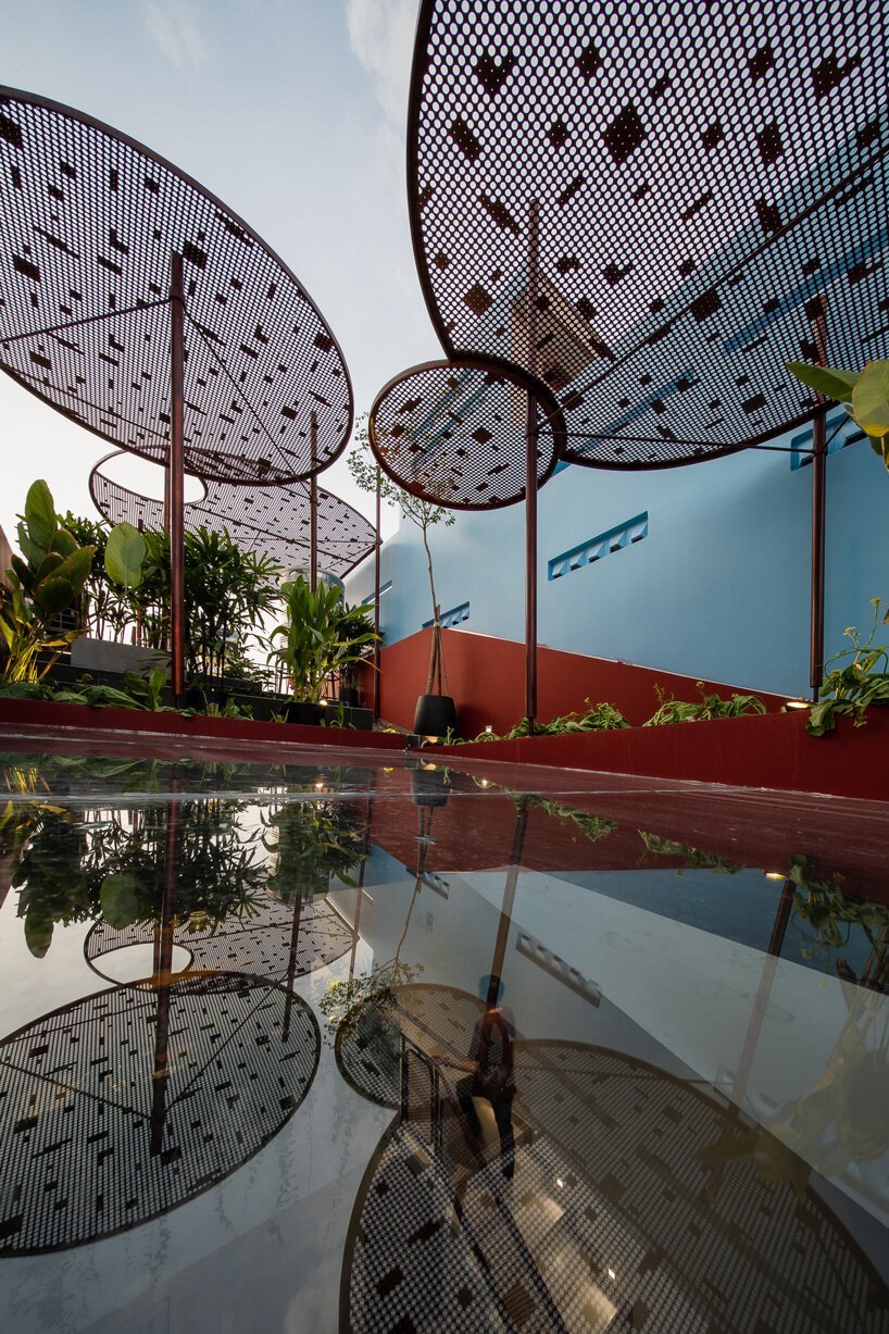 AD9 建筑师完成了带有穿孔立面 + 倾斜屋顶花园的越南房屋 AD9 建筑师完成了带有穿孔立面 + 倾斜屋顶花园的越南房屋