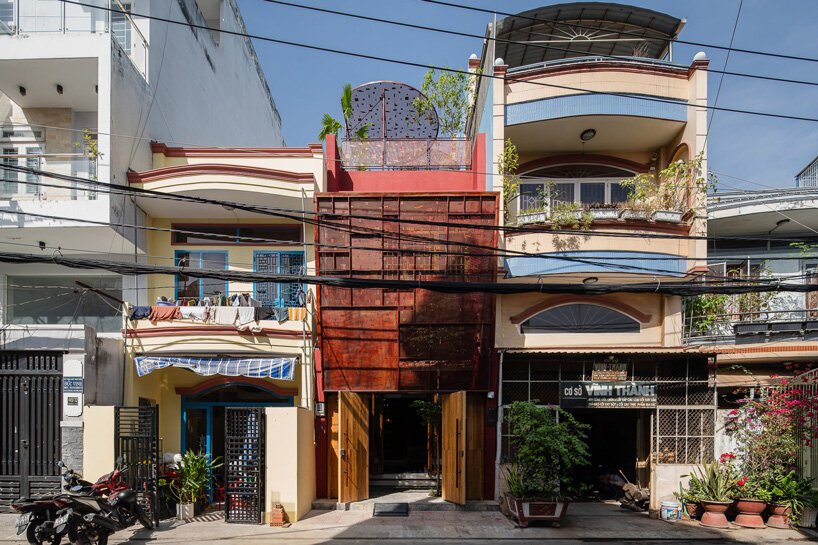 AD9 建筑师完成了带有穿孔立面 + 倾斜屋顶花园的越南房屋 AD9 建筑师完成了带有穿孔立面 + 倾斜屋顶花园的越南房屋