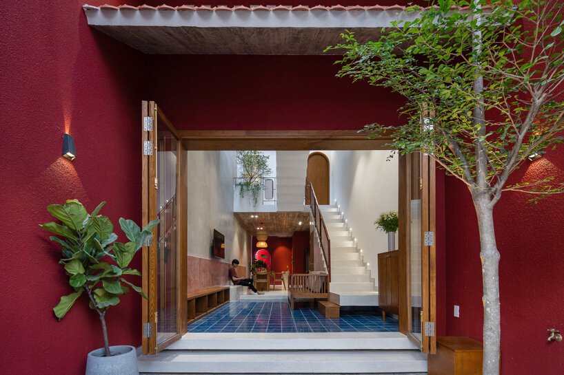 AD9 建筑师完成了带有穿孔立面 + 倾斜屋顶花园的越南房屋 AD9 建筑师完成了带有穿孔立面 + 倾斜屋顶花园的越南房屋