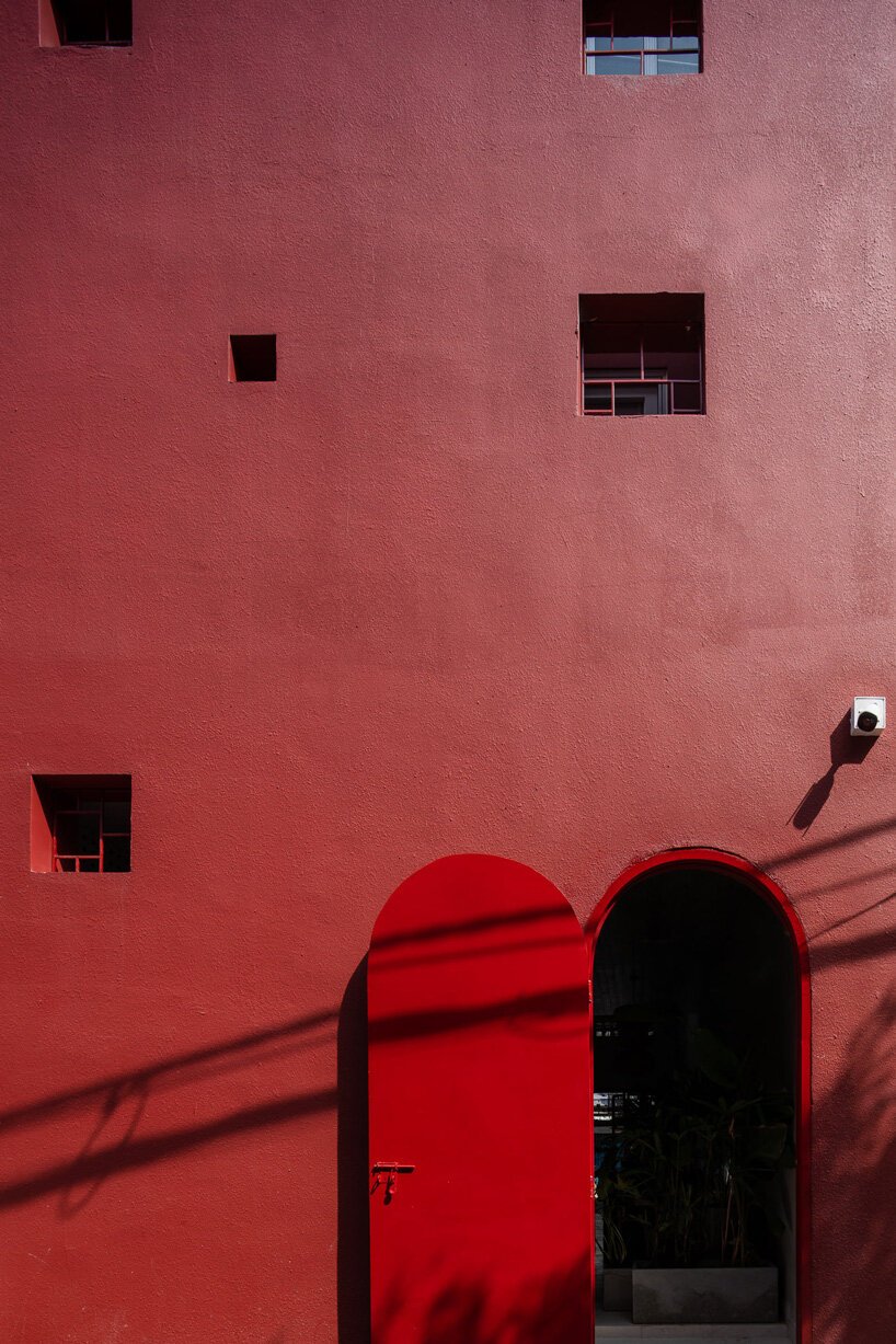 AD9 建筑师完成了带有穿孔立面 + 倾斜屋顶花园的越南房屋 AD9 建筑师完成了带有穿孔立面 + 倾斜屋顶花园的越南房屋