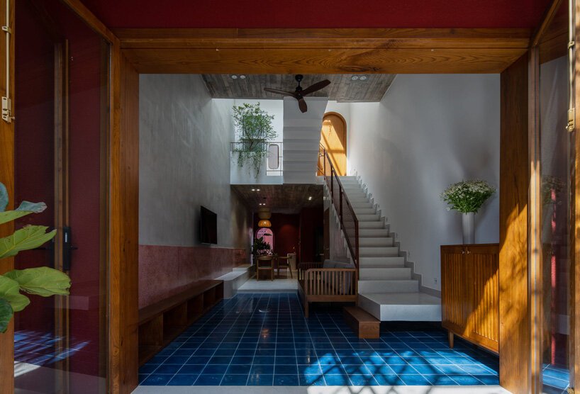 AD9 建筑师完成了带有穿孔立面 + 倾斜屋顶花园的越南房屋 AD9 建筑师完成了带有穿孔立面 + 倾斜屋顶花园的越南房屋