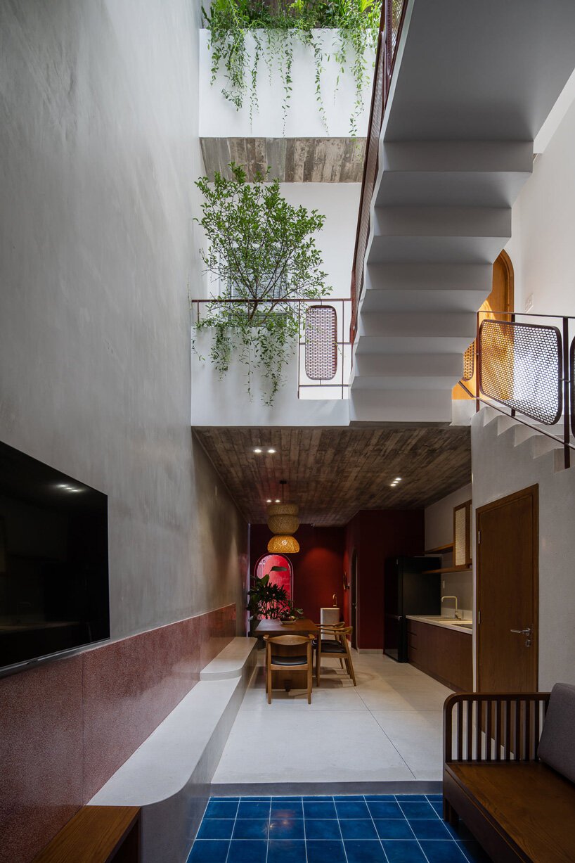 AD9 建筑师完成了带有穿孔立面 + 倾斜屋顶花园的越南房屋 AD9 建筑师完成了带有穿孔立面 + 倾斜屋顶花园的越南房屋