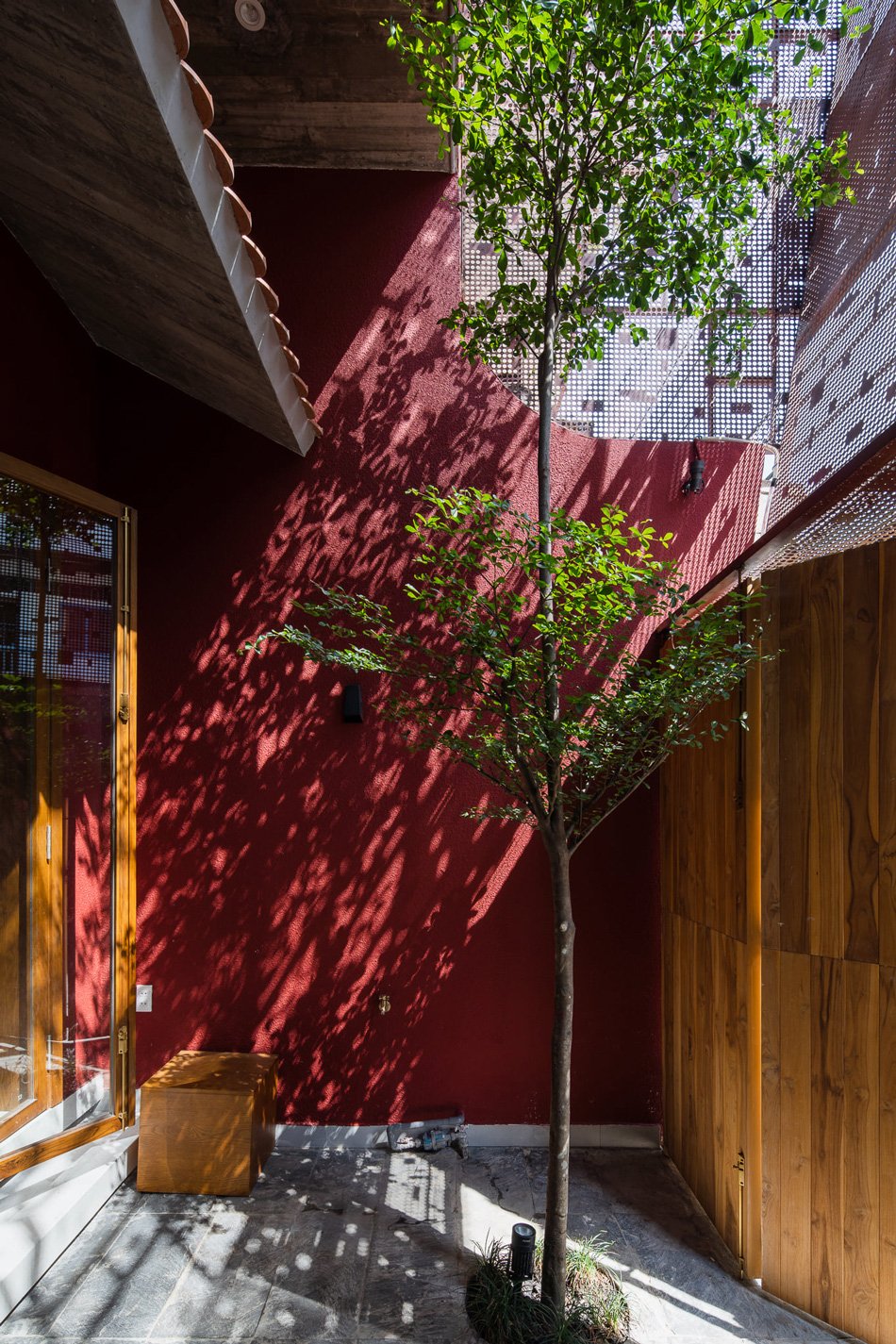 AD9 建筑师完成了带有穿孔立面 + 倾斜屋顶花园的越南房屋 AD9 建筑师完成了带有穿孔立面 + 倾斜屋顶花园的越南房屋