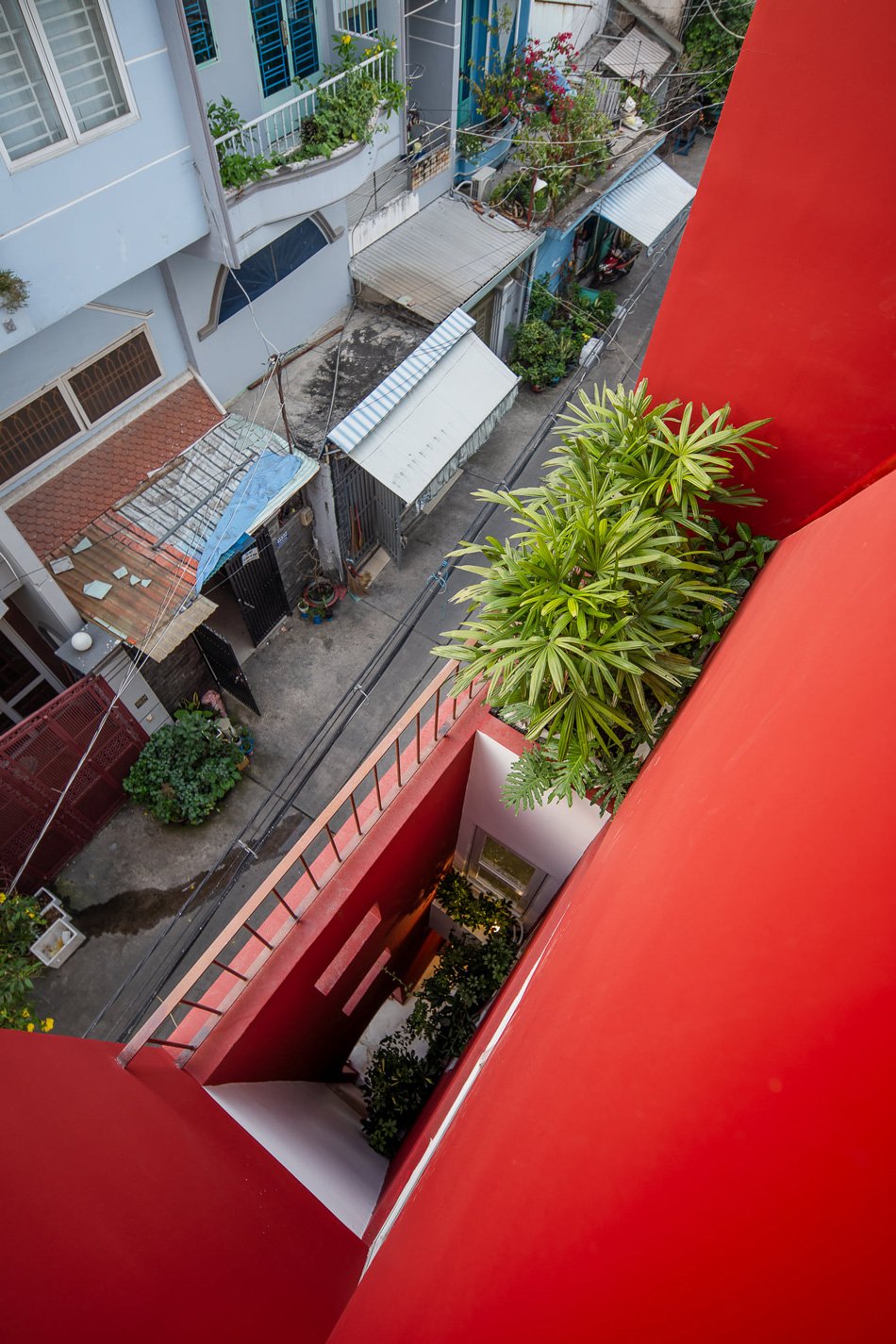 AD9 建筑师完成了带有穿孔立面 + 倾斜屋顶花园的越南房屋 AD9 建筑师完成了带有穿孔立面 + 倾斜屋顶花园的越南房屋