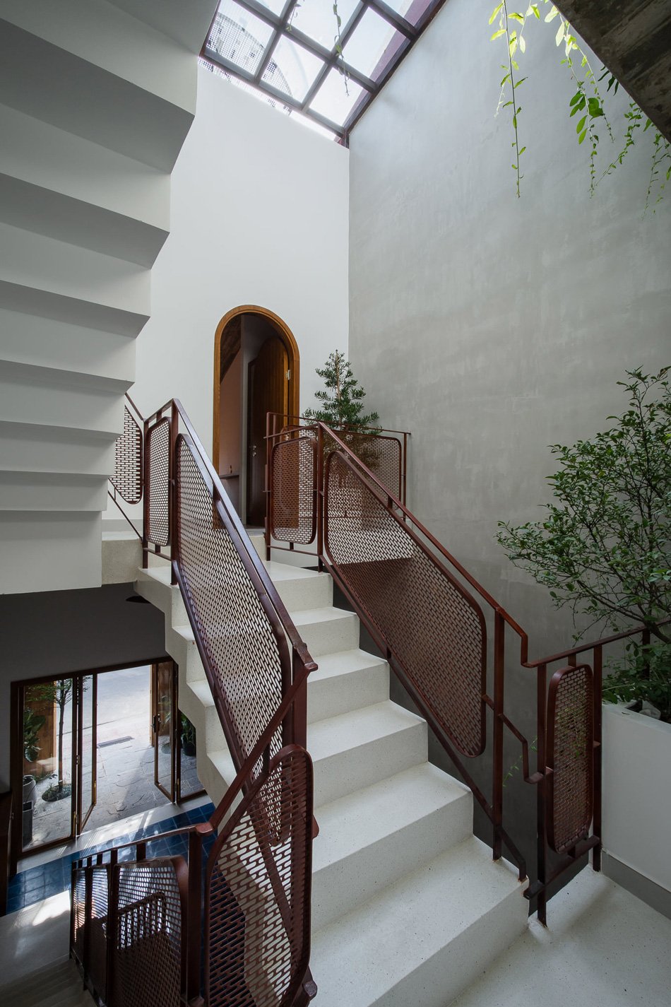 AD9 建筑师完成了带有穿孔立面 + 倾斜屋顶花园的越南房屋 AD9 建筑师完成了带有穿孔立面 + 倾斜屋顶花园的越南房屋