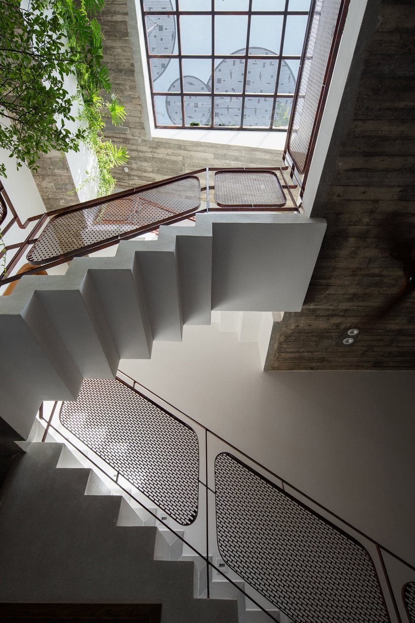 AD9 建筑师完成了带有穿孔立面 + 倾斜屋顶花园的越南房屋 AD9 建筑师完成了带有穿孔立面 + 倾斜屋顶花园的越南房屋