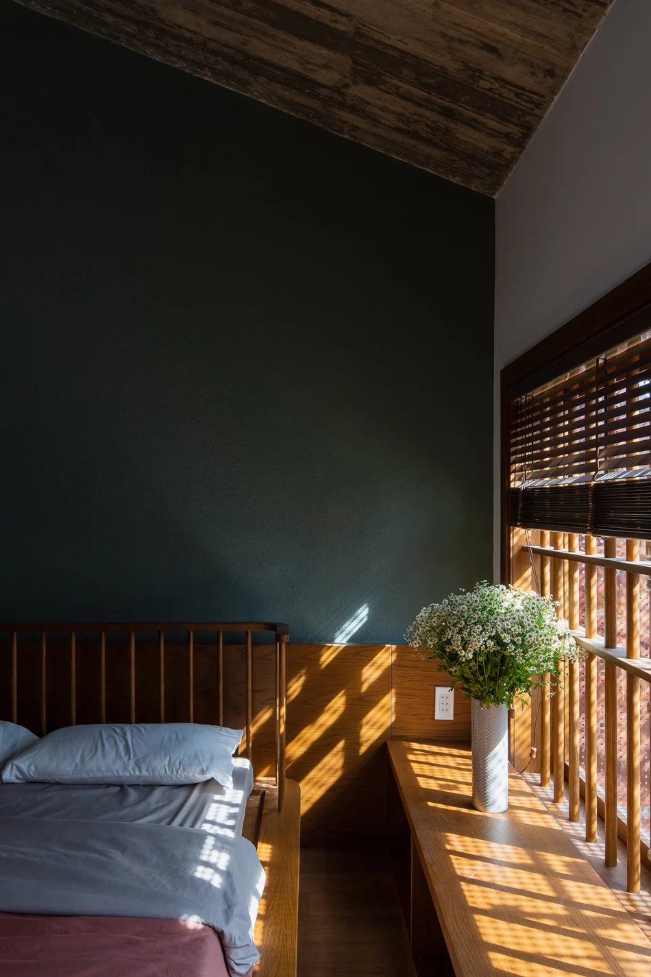 AD9 建筑师完成了带有穿孔立面 + 倾斜屋顶花园的越南房屋 AD9 建筑师完成了带有穿孔立面 + 倾斜屋顶花园的越南房屋