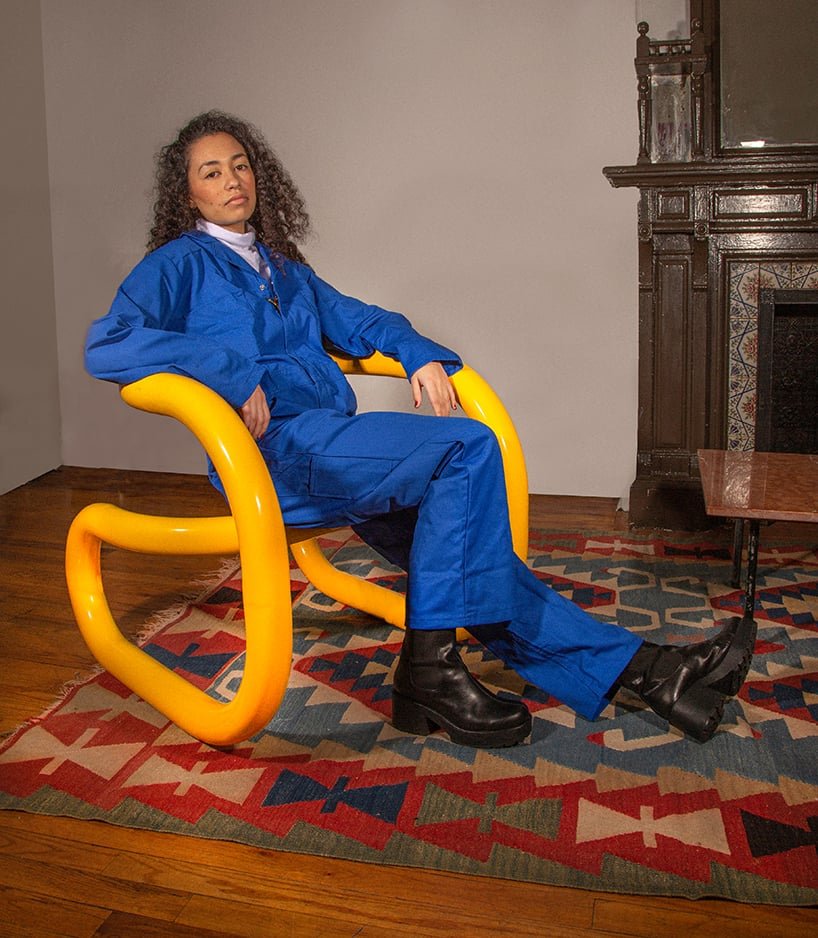 nik Bentel 设计的这款亮黄色的环形椅子是由普通的管状自行车架制成的