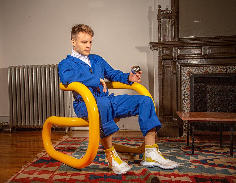 nik Bentel 设计的这款亮黄色的环形椅子是由普通的管状自行车架制成的