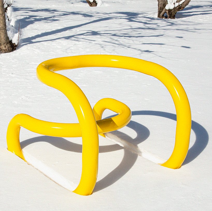 nik Bentel 设计的这款亮黄色的环形椅子是由普通的管状自行车架制成的