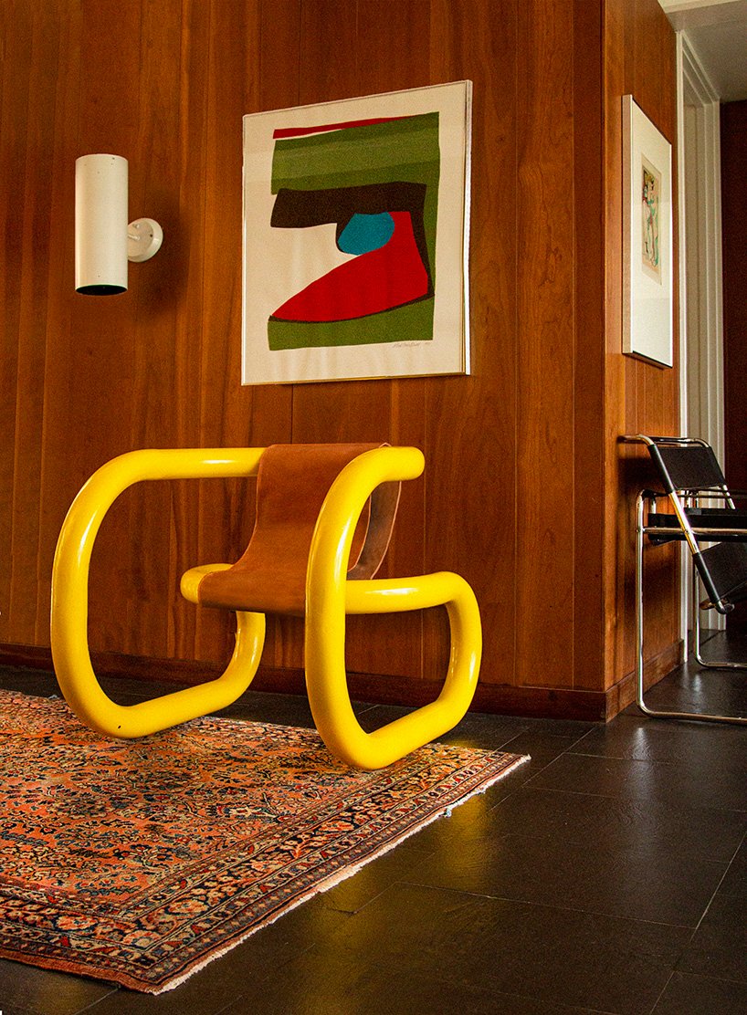 nik Bentel 设计的这款亮黄色的环形椅子是由普通的管状自行车架制成的