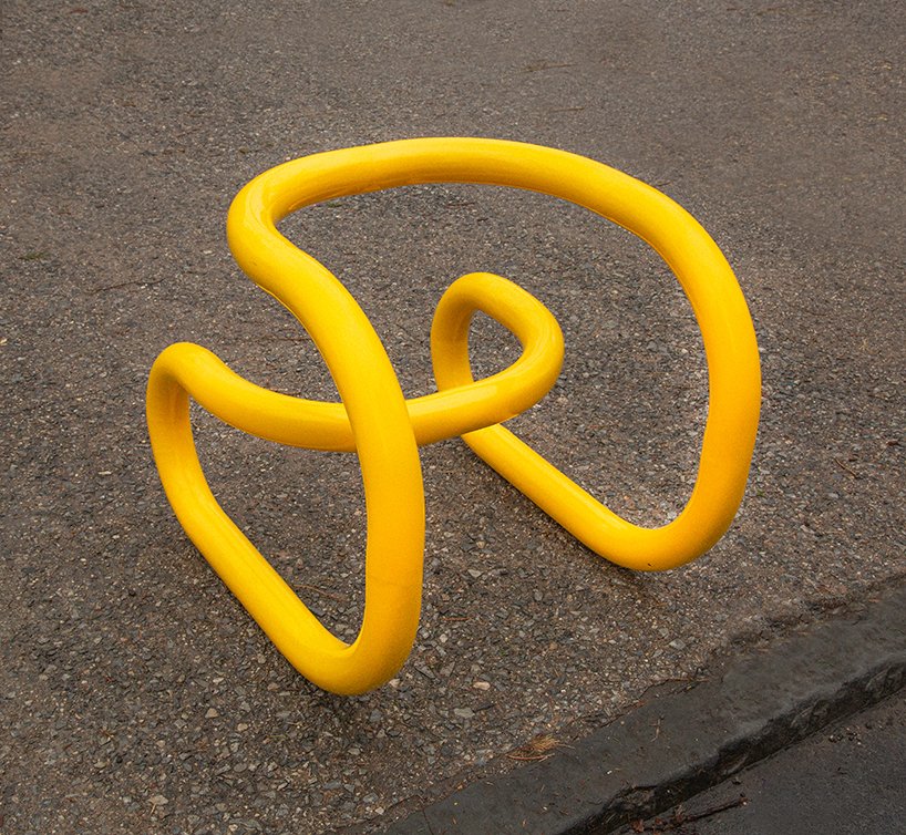 nik Bentel 设计的这款亮黄色的环形椅子是由普通的管状自行车架制成的