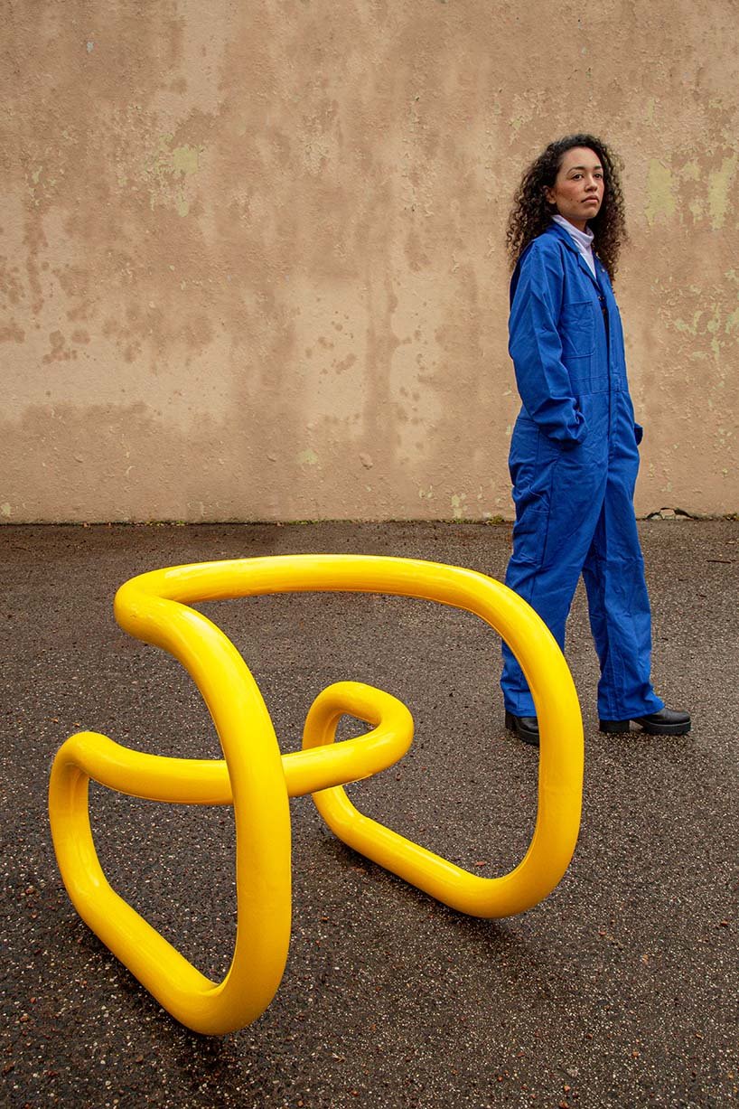 nik Bentel 设计的这款亮黄色的环形椅子是由普通的管状自行车架制成的