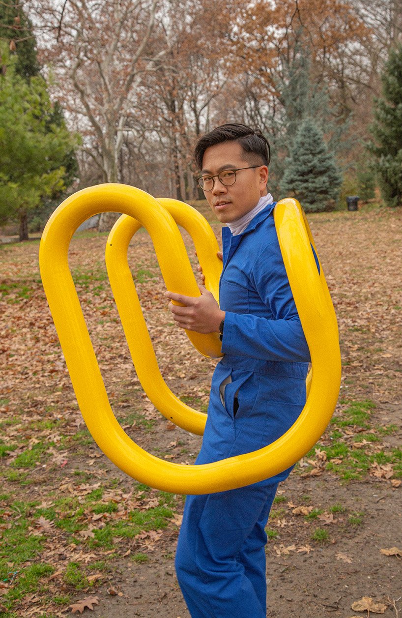 nik Bentel 设计的这款亮黄色的环形椅子是由普通的管状自行车架制成的