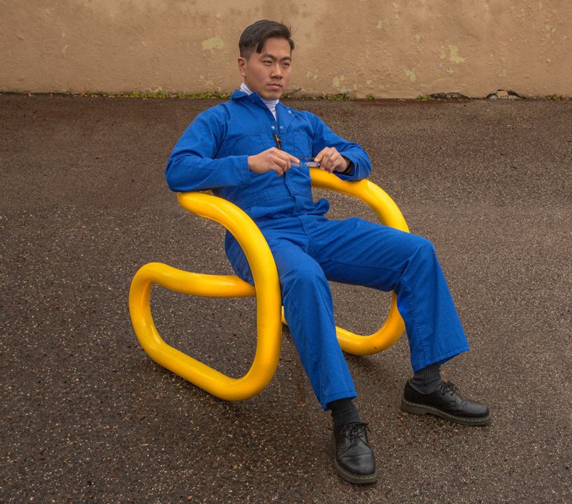 nik Bentel 设计的这款亮黄色的环形椅子是由普通的管状自行车架制成的