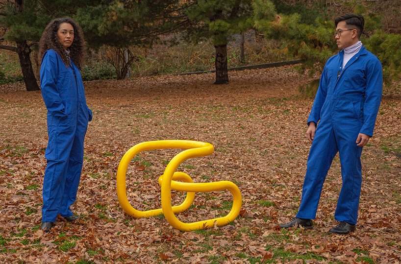 nik Bentel 设计的这款亮黄色的环形椅子是由普通的管状自行车架制成的