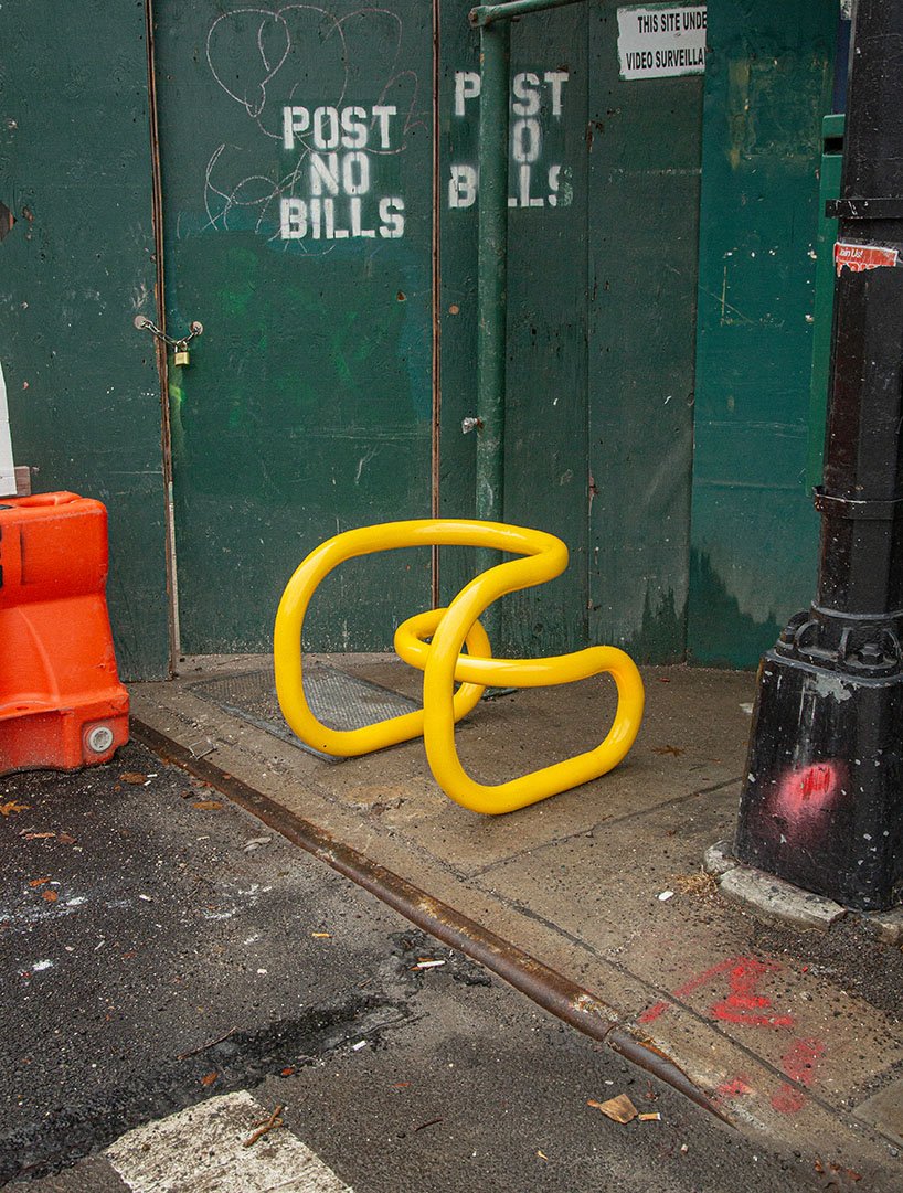 nik Bentel 设计的这款亮黄色的环形椅子是由普通的管状自行车架制成的