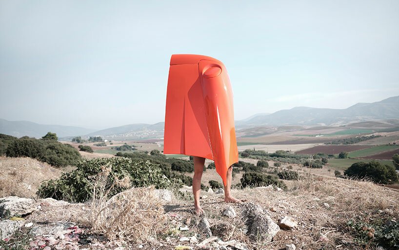 杰里米·哈奇森 (Jeremy Hutchison) 滑稽地重新诠释了奢侈品牌的营销和古老的神话 杰里米·哈奇森 (Jeremy Hutchison) 滑稽地重新诠释了奢侈品牌的营销和古老的神话