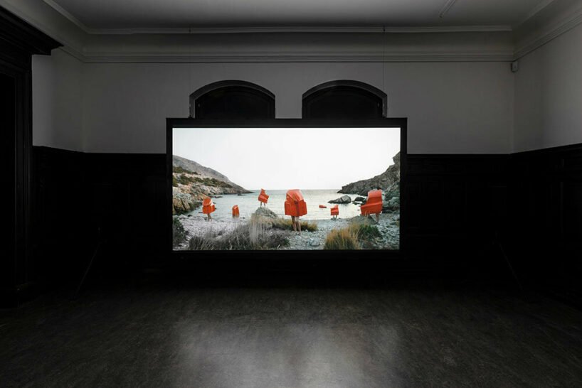 杰里米·哈奇森 (Jeremy Hutchison) 滑稽地重新诠释了奢侈品牌的营销和古老的神话 杰里米·哈奇森 (Jeremy Hutchison) 滑稽地重新诠释了奢侈品牌的营销和古老的神话