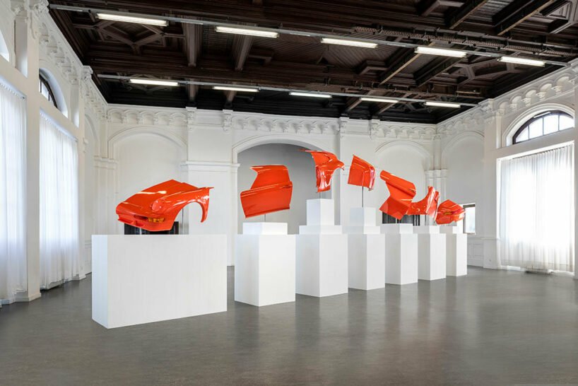 杰里米·哈奇森 (Jeremy Hutchison) 滑稽地重新诠释了奢侈品牌的营销和古老的神话 杰里米·哈奇森 (Jeremy Hutchison) 滑稽地重新诠释了奢侈品牌的营销和古老的神话