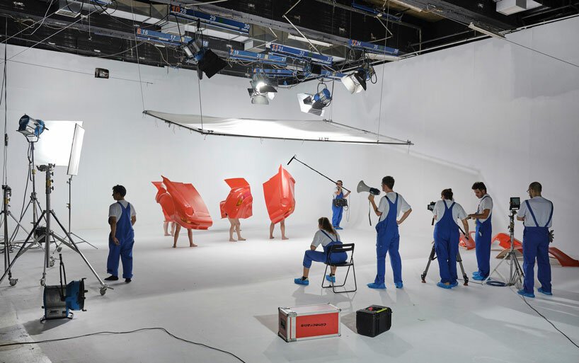 杰里米·哈奇森 (Jeremy Hutchison) 滑稽地重新诠释了奢侈品牌的营销和古老的神话 杰里米·哈奇森 (Jeremy Hutchison) 滑稽地重新诠释了奢侈品牌的营销和古老的神话