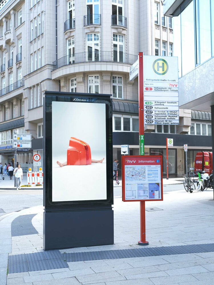 杰里米·哈奇森 (Jeremy Hutchison) 滑稽地重新诠释了奢侈品牌的营销和古老的神话 杰里米·哈奇森 (Jeremy Hutchison) 滑稽地重新诠释了奢侈品牌的营销和古老的神话