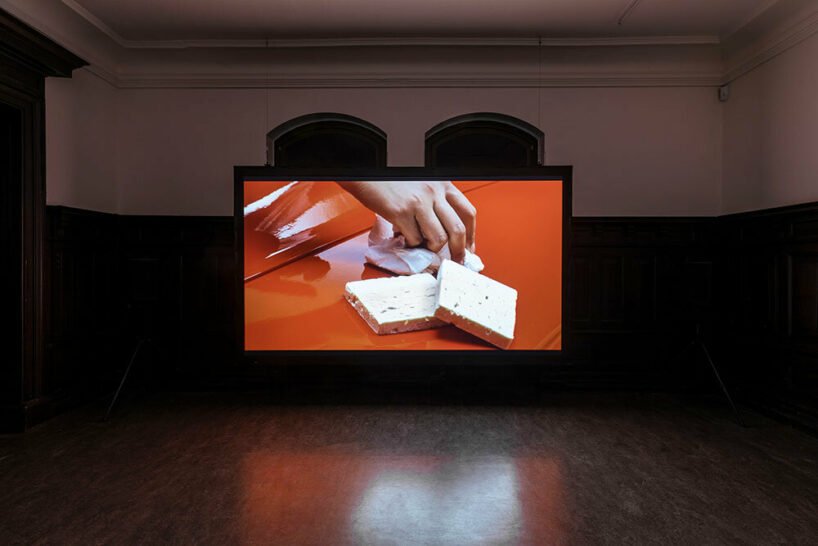 杰里米·哈奇森 (Jeremy Hutchison) 滑稽地重新诠释了奢侈品牌的营销和古老的神话 杰里米·哈奇森 (Jeremy Hutchison) 滑稽地重新诠释了奢侈品牌的营销和古老的神话